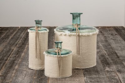 Vase en verre recyclé et housse en jute frangé