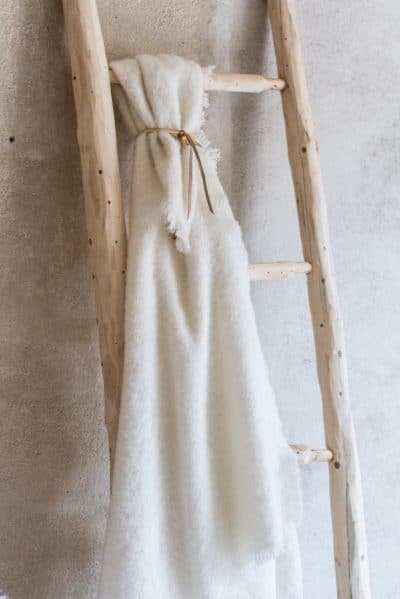 Plaid frangé laine - Détail en suédine – Image 5