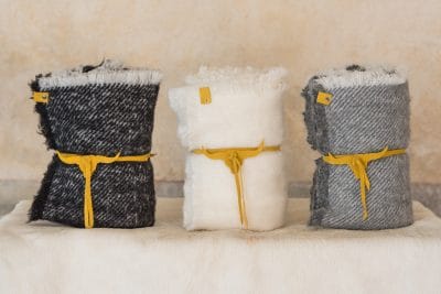 Plaid frangé laine - Détail en suédine