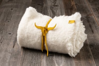 Plaid frangé laine - Détail en suédine – Image 2