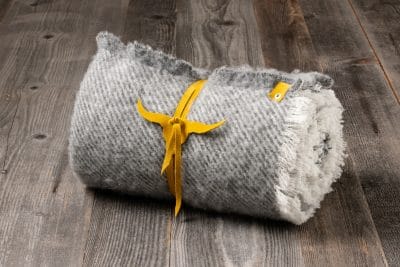 Plaid frangé laine - Détail en suédine – Image 3