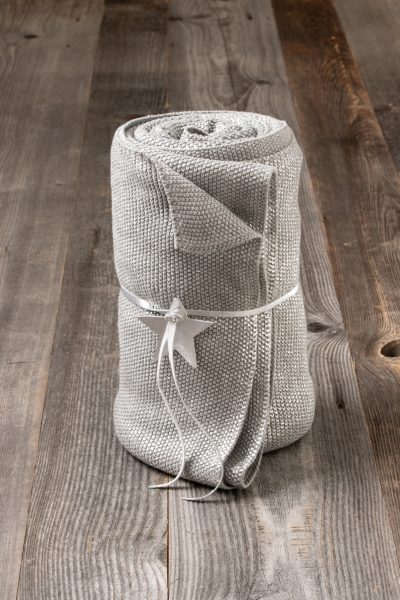 Plaid en tricot - Détail étoile suédine – Image 3
