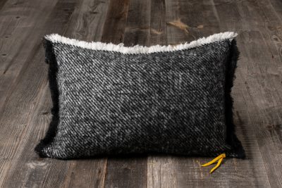 Coussin laine frangé - détail suédine – Image 4