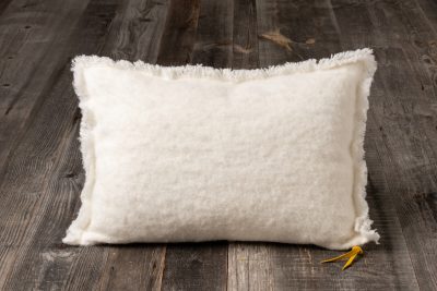 Coussin laine frangé - détail suédine – Image 2
