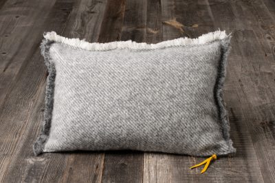 Coussin laine frangé - détail suédine – Image 3
